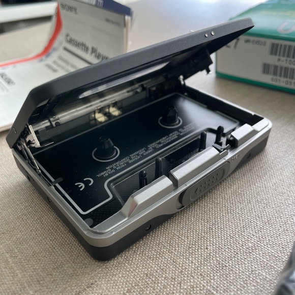 Sony WM-EX510 Walkman (Cassette Player) - Picture 2 of 10